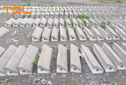 Bê tông bó vỉa sân bóng