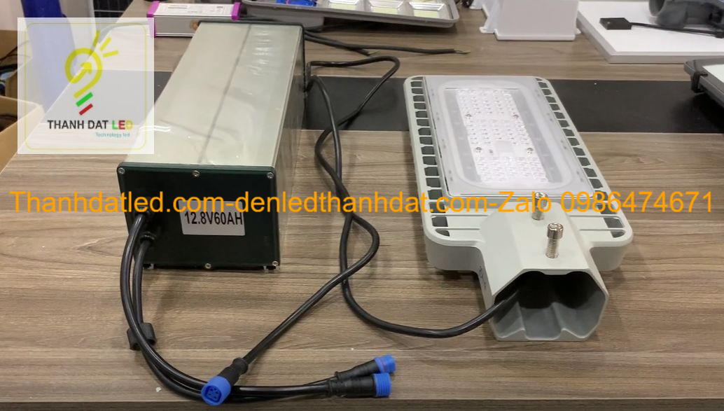 den-duong-nang-luong-mat-troi-100w-cao-cap-brp37s-4 Đèn đường năng lượng mặt trời 100w BRP39S