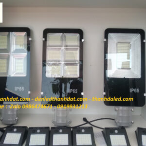 Đèn đường năng lượng 50w bàn chải 2 den duong nang luong mat troi 15