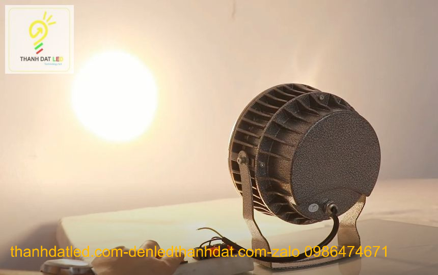 den-led-roi-cot-27w-chieu-diem-1 Đèn led rọi cột 27w