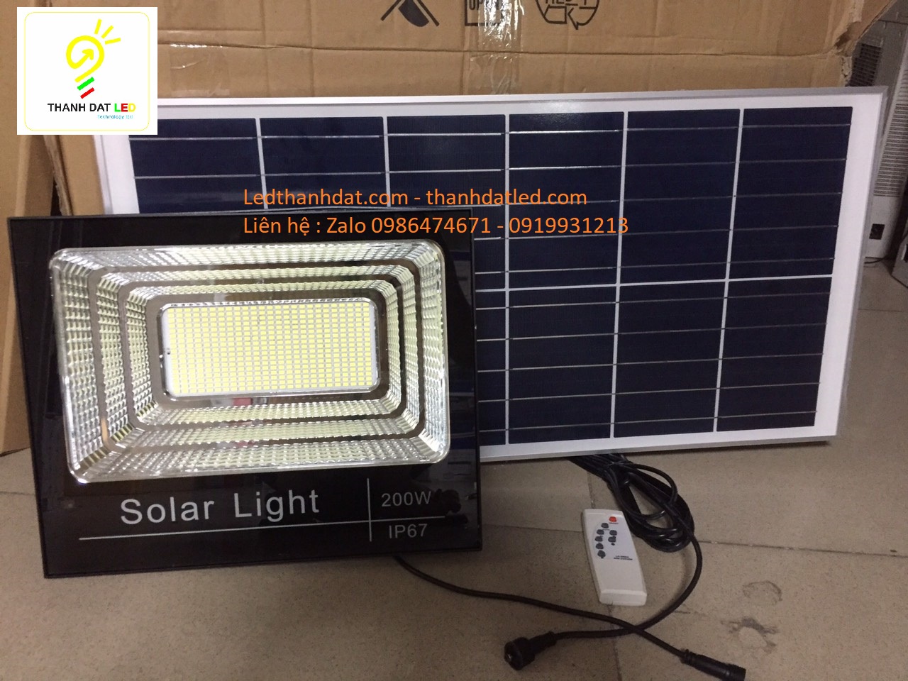 đèn năng lượng mặt trời 200w sân vườn