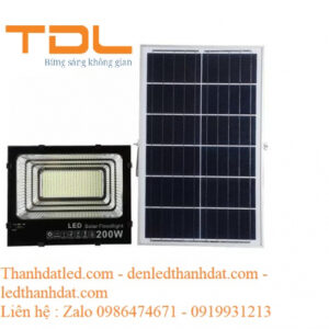 den nang luong mat troi 200w san vuon