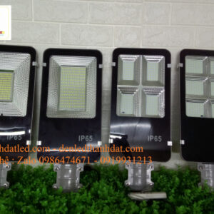 Đèn đường năng lượng mặt trời 300w 4 den nang luong mat troi 300w ban chai 1