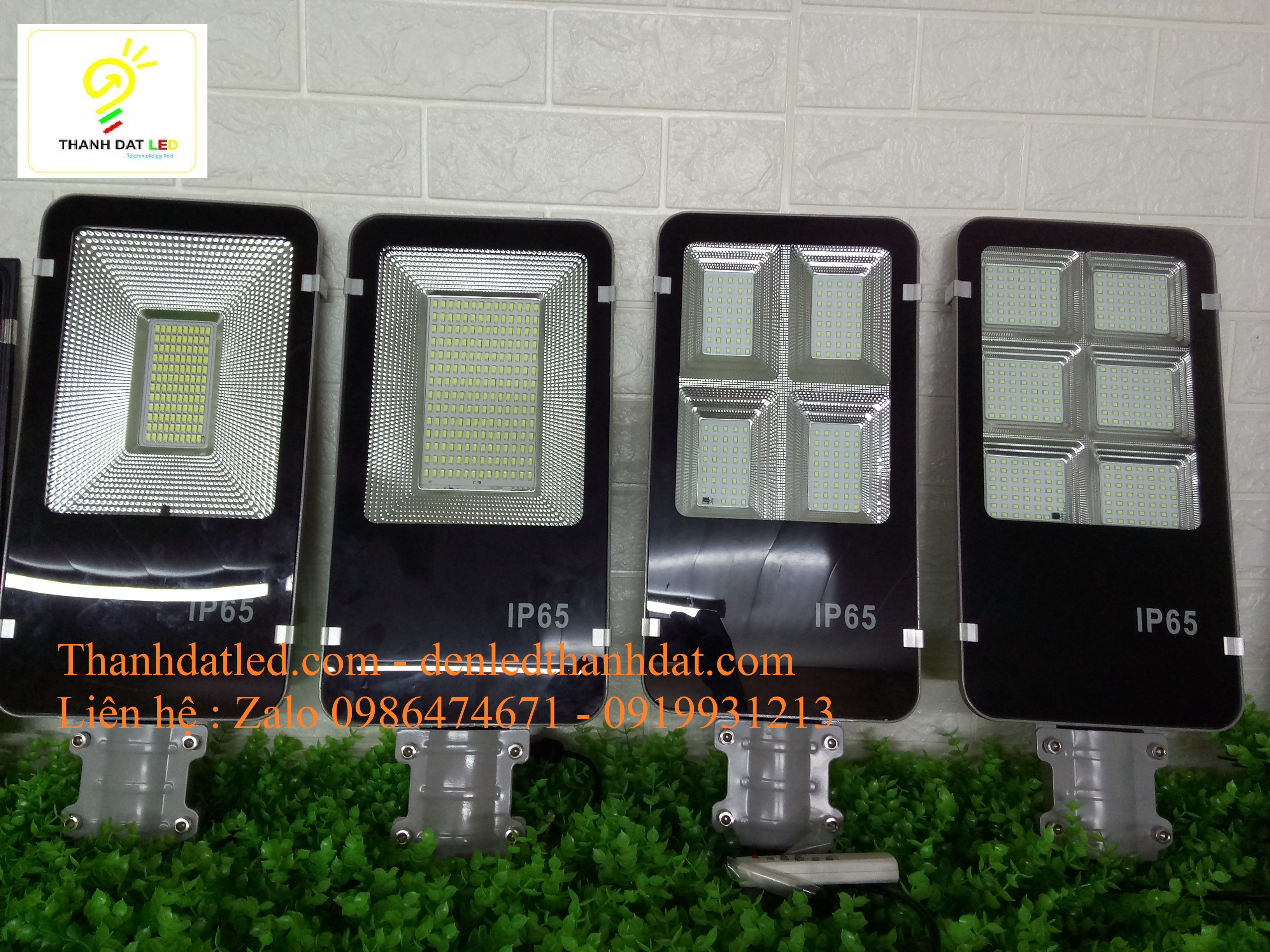 den-nang-luong-mat-troi-300w-ban-chai-2 Đèn đường năng lượng mặt trời 300w bàn chải