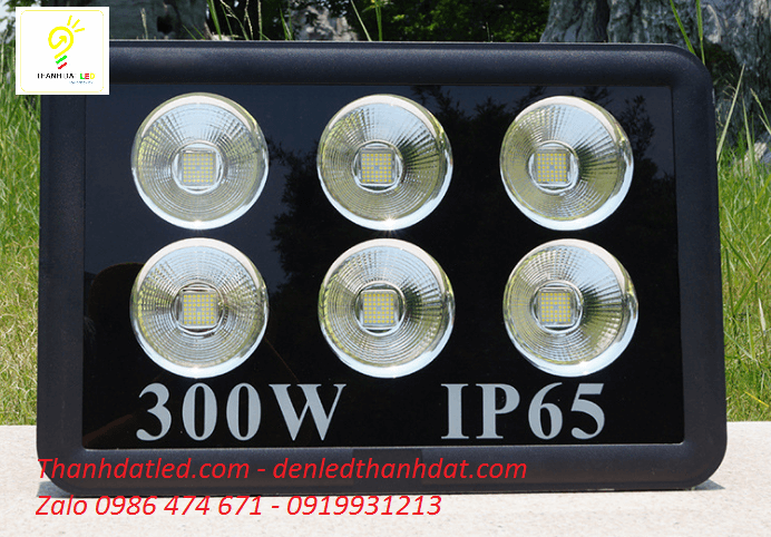 den-pha-led-300w-roi-xa-35 Đèn tennis 300w