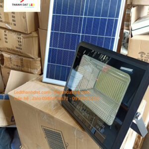 Đèn pha led năng lượng mặt trời 100w 2 den pha nang luong mat troi 100w vo nhom