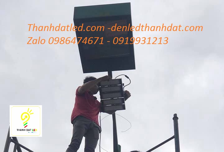 den-san-tennis-philips thi công lắp đặt đèn pha sân bóng sân tennis