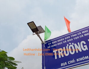 Đèn đường năng lượng 50w bàn chải 4 duong nang luong mat troi 200w 1