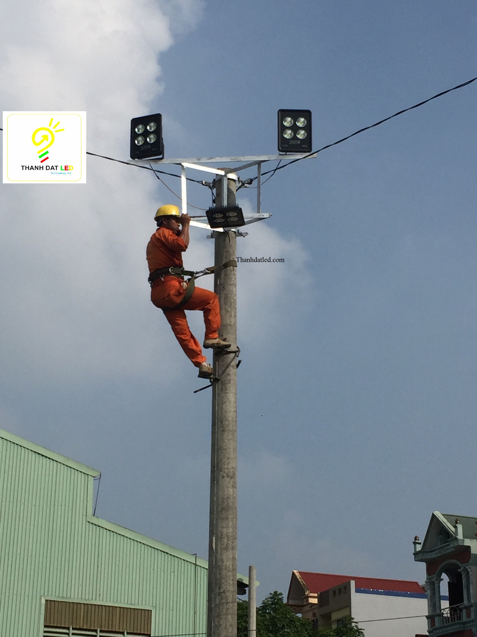 lắp đặt đèn sân bóng mini