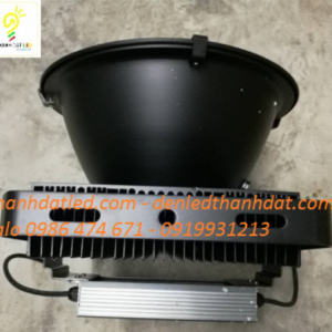 Đèn cẩu tháp 400w rọi 3 den led cau thap 400w