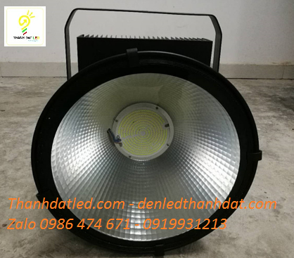 den-led-cau-thap-500w-2 đèn pha cẩu tháp 500w rọi