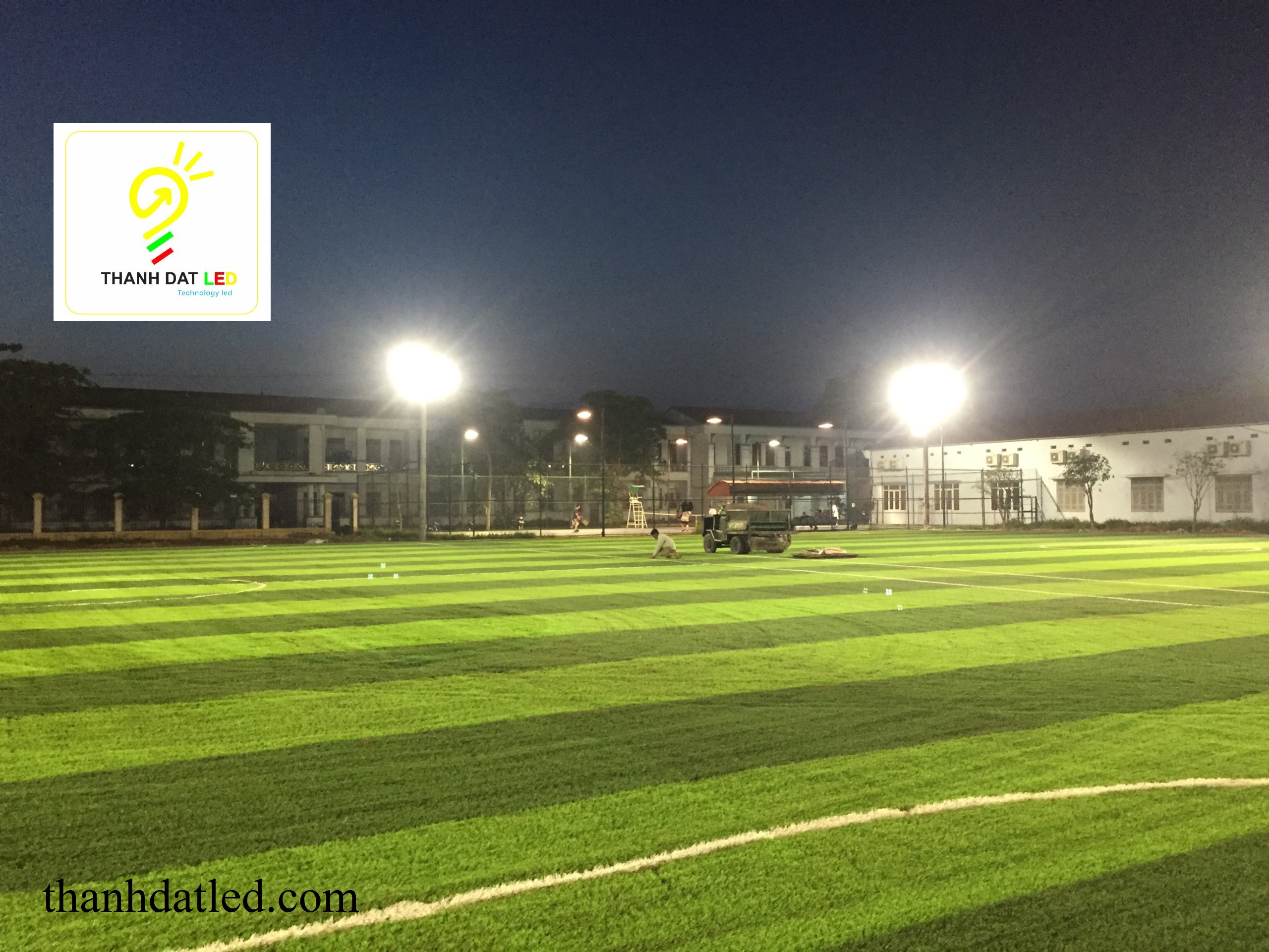 thi công đèn chiếu sáng sân bóng