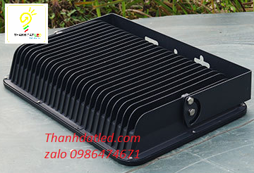 den-led-pha-300w-1 Mẫu đèn pha led 300w ngoài trời chóa rộng