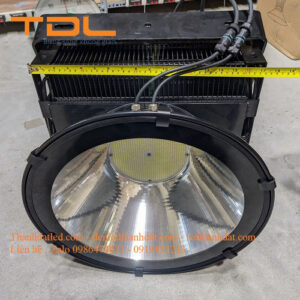 Đèn pha led 1000w cầu cảng 6 den pha led 1000w roi xa
