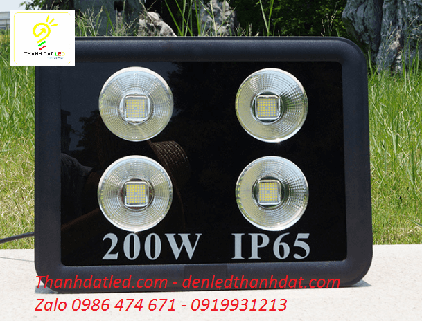 den-pha-led-200w-roi-xa-3 Đèn pha led 200w sân bóng công trường