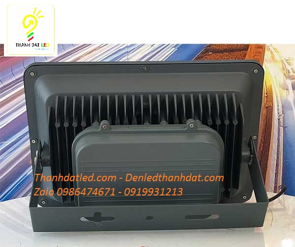 den-pha-led-300w-roi-san-bong-3 Đèn pha led sân bóng 200w