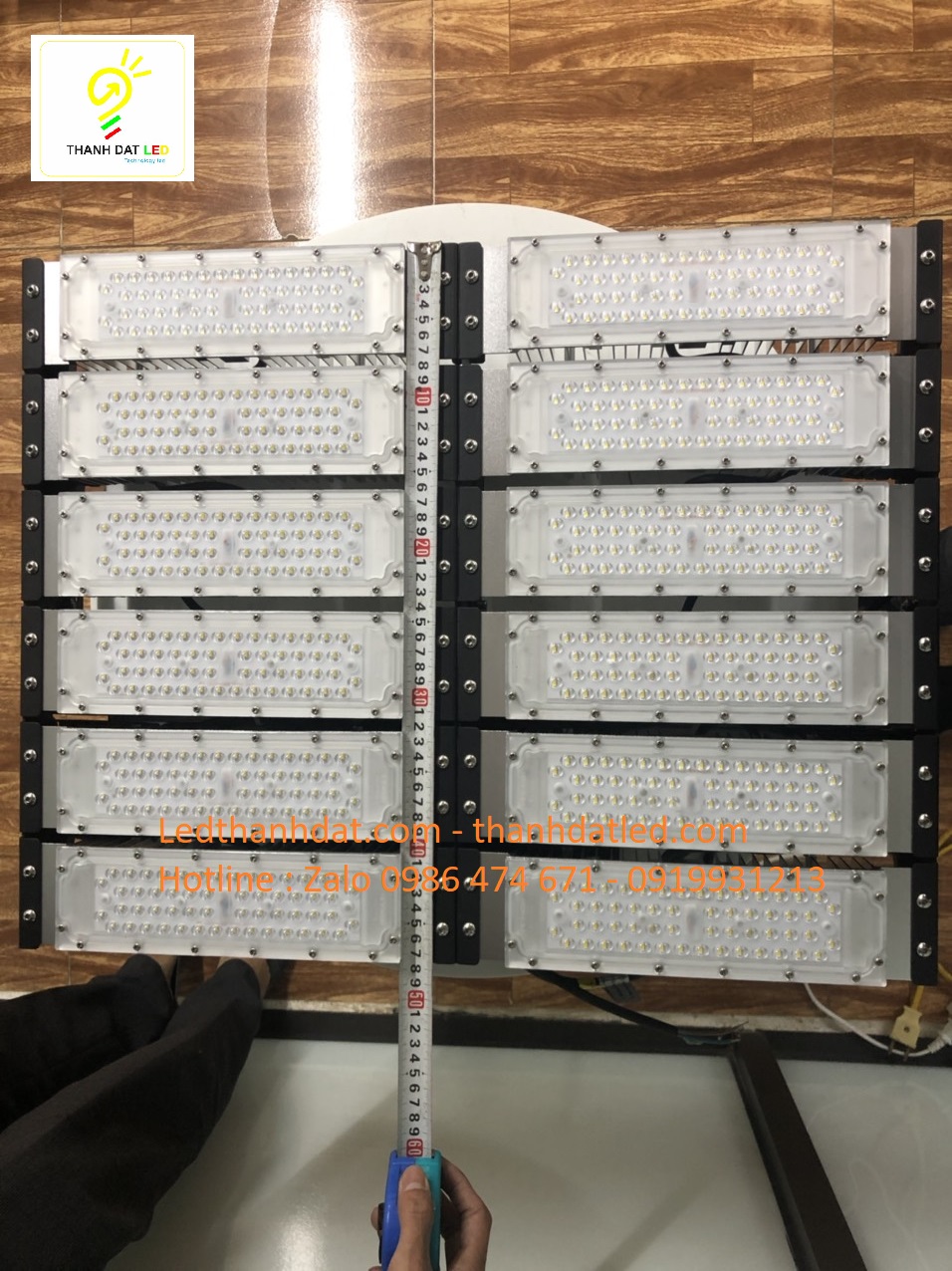 den-pha-led-500w-philips-cao-cap-1 Đèn pha led sân tennis sân bóng