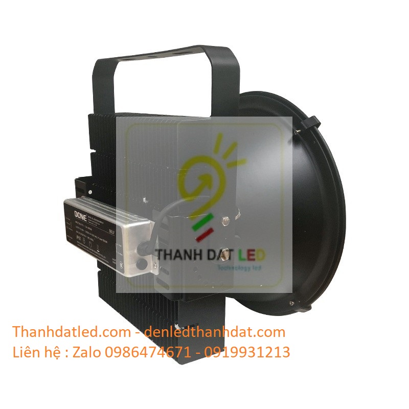 den-pha-led-cau-cang-200w-1 đèn pha led 200w rọi xa sân golf