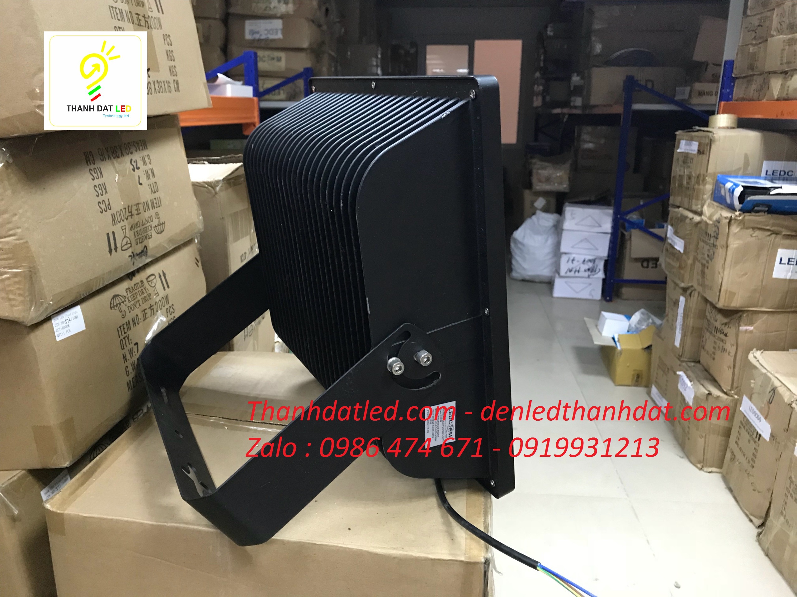 den-pha-led-ngoai-troi-2 pha led 200w sân bóng