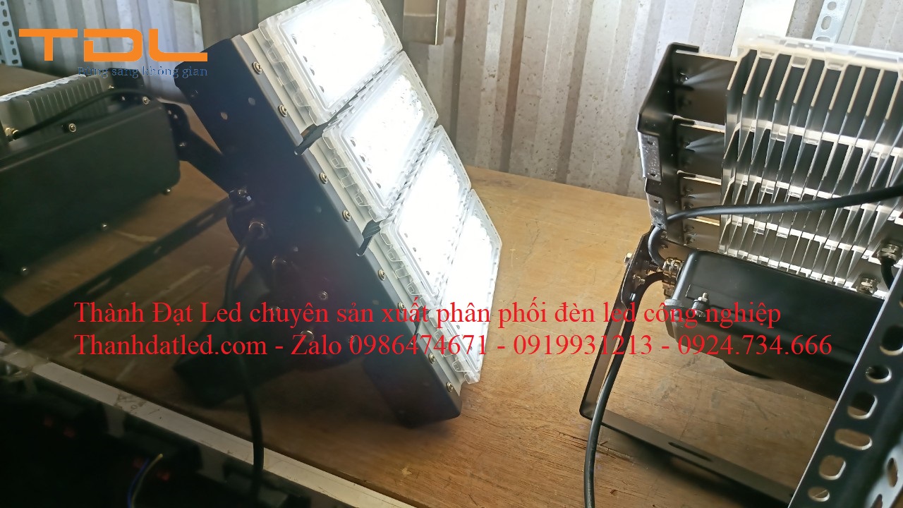 den-pha-led-ngoai-troi-200w-4 đèn pha led sân bóng sân tennis cầu lông bóng chuyền
