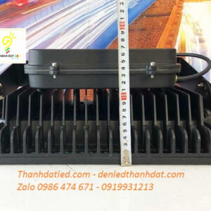 ĐÈN PHA 200W MĂT LỒI 4 den pha led ngoai troi 200w pha vien loi