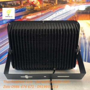 Đèn pha led 250w rọi 4 den pha led ngoai troi 250w roi