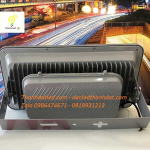 den pha led ngoai troi 300w pha roi xam