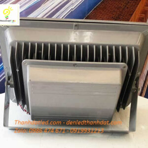 den pha ngoai troi 150w pha roi xam