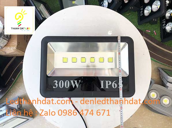 den-pha-ngoai-troi-300w-chieu-rong-1 đèn pha led 300w ngoài trời