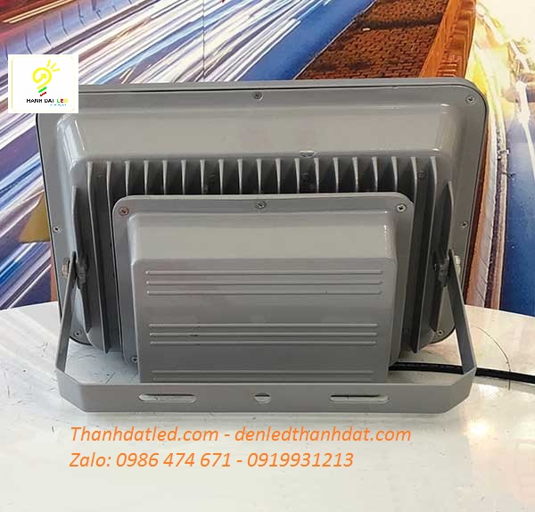 pha-led-ngoai-troi-100w-pha-roi-xam-1 đèn pha led 100w ngoài trời