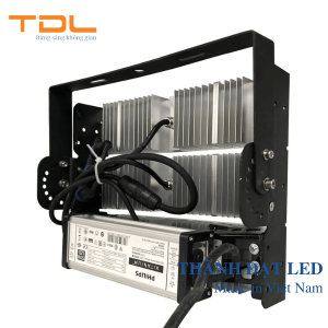 Mua Đèn Chiếu Sáng Sân Thể Thao Ngoài Trời Tại Hà Nội - Cấu Tạo Và Ứng Dụng 30 Đèn Pha LED 150w SMD Module Philips